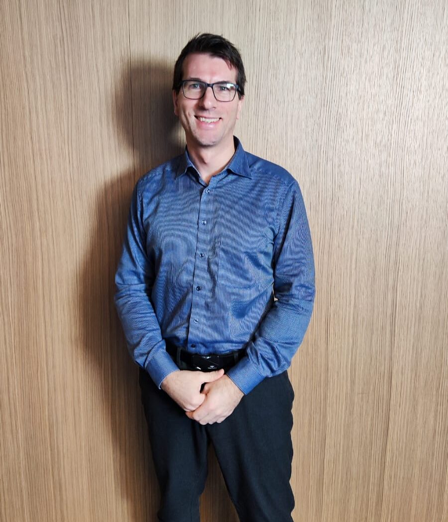 Bernd, SEO Spezialist von Ipsom, im blauen Hemd – professionell und sympathisch auf dem Teamfoto